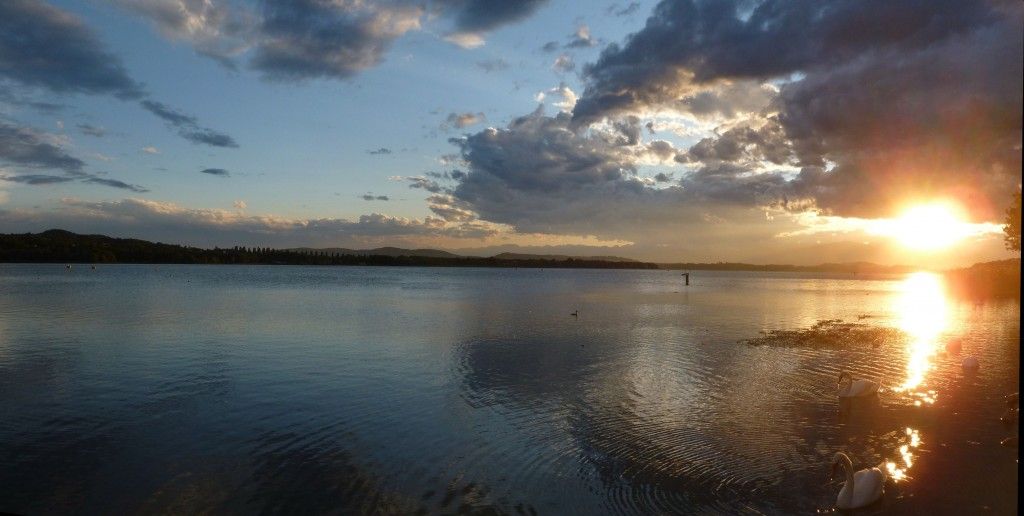 lago di varese al tramonto