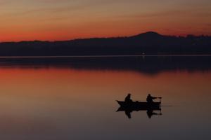 pescatori-al-tramonto-sul-lago-di-pusiano