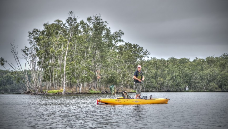 Pescare in piedi con il kayak
