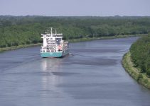 canale-di-kiel-navigazione-fluviale-nave-portacontainer-trasporto-merci