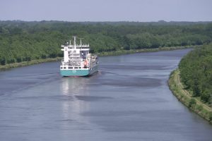 canale-di-kiel-navigazione-fluviale-nave-portacontainer-trasporto-merci